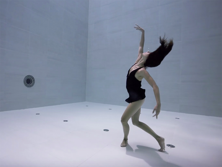 Danza nella piscina più profonda del mondo